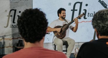 Violeiro Fabrício Conde se apresenta em aula-espetáculo (Foto: Filipe Abras)
